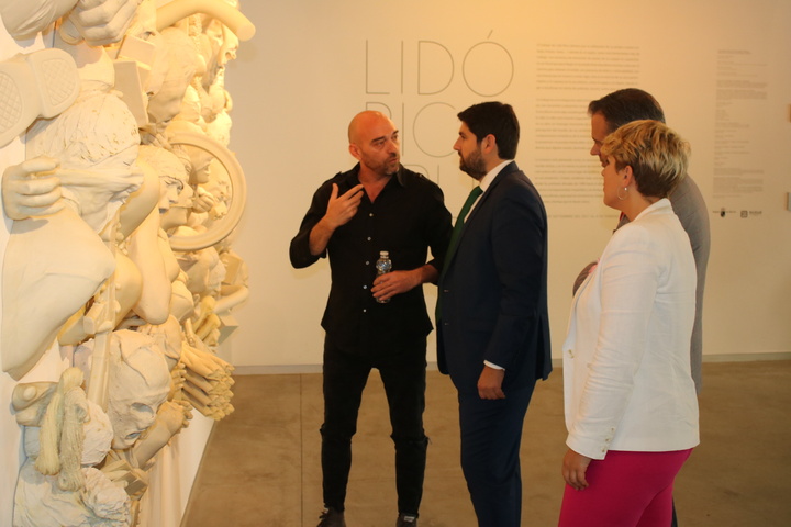 Fernando López Miras visita en Cartagena la exposición 'Corpus' de Lidó Rico