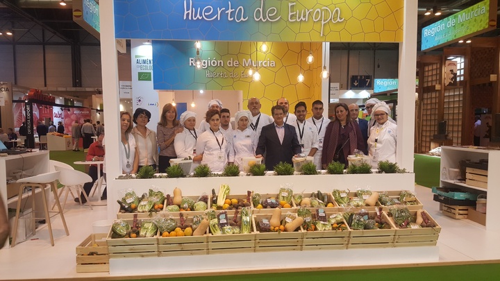 El consejero de Agua, Agricultura, Ganadería y Pesca visita el pabellón de la Región de Murcia en la última jornada de la feria 'Fruit Attraction 2017'