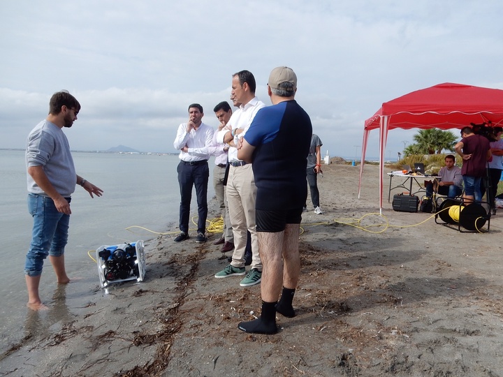 Imagen de la vista del consejero Javier Celdrán a los trabajos del Imida (Instituto Murciano de Investigación y Desarrollo Agrario y Alimentario) con drones en el Mar Menor (III)
