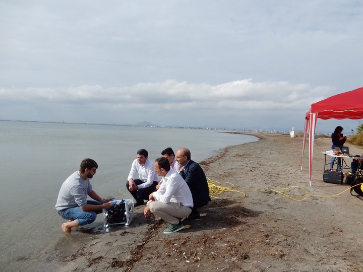 Imagen de la vista del consejero Javier Celdrán a los trabajos del Imida (Instituto Murciano de Investigación y Desarrollo Agrario y Alimentario) con drones en el Mar Menor (IV)