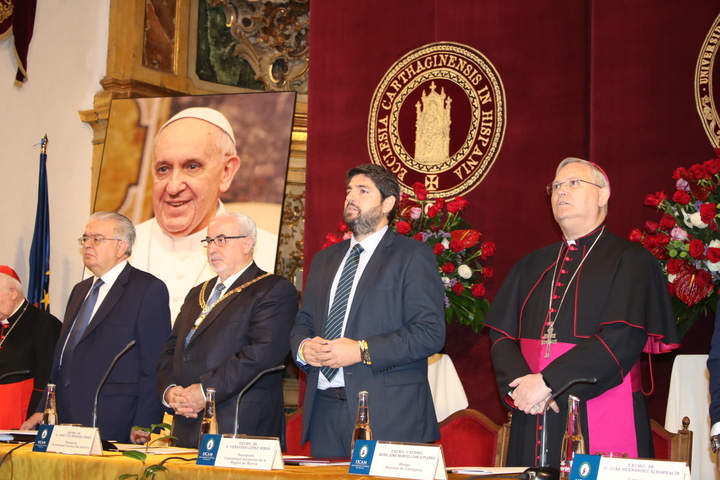 El jefe del Ejecutivo regional participa en el acto inaugural del curso académico 2017-2018 de la Universidad Católica San Antonio de Murcia (2)
