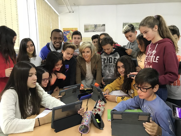 La consejera de Educación, Juventud y Deportes, Adela Martínez-Cachá, durante su visita al IES Floridablanca de Murcia, uno de los 116 centros adscritos al programa 'Centros digitales'