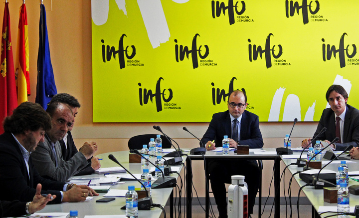 El director del Instituto de Fomento, Joaquín Gómez, durante la reunión de la comisión técnica de la UNAI (Unidad de Aceleración de Inversiones)