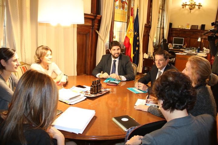 El presidente de la Comunidad, Fernando López Miras, se reúne con la ministra de Agricultura y Pesca, Alimentación y Medio Ambiente, Isabel García Tejerina (3)