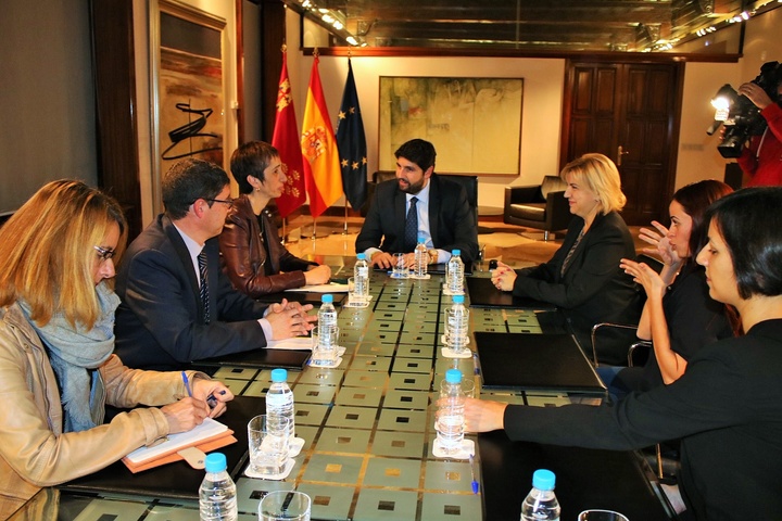 Fernando López Miras se reúne con la presidenta de la Confederación Estatal de Personas Sordas y con el presidente de la Federación de Personas Sordas de la Región