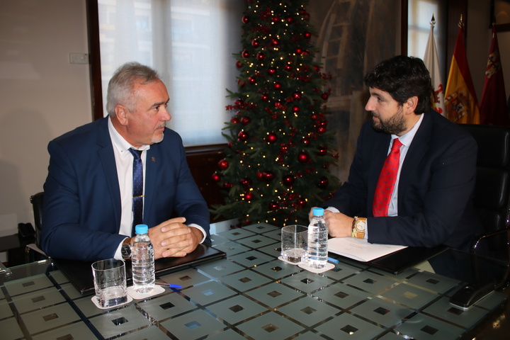 Fernando López Miras se reúne con el alcalde de Moratalla (2)