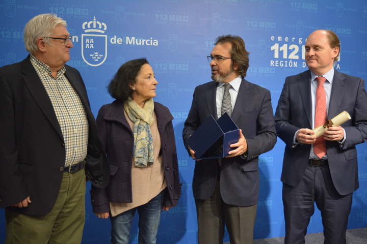 El consejero de Presidencia y Fomento, Pedro Rivera, entrega a los trabajadores más veteranos del 1-1-2 el 'Laurel de Murcia' y diploma acreditativo