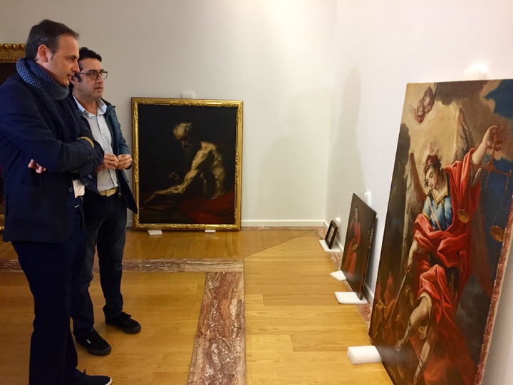 El consejero de Turismo, Cultura y Medio Ambiente, Javier Celdrán, durante la visita al Museo de Bellas Artes de Murcia, donde se está renovando la colección permanente (II)