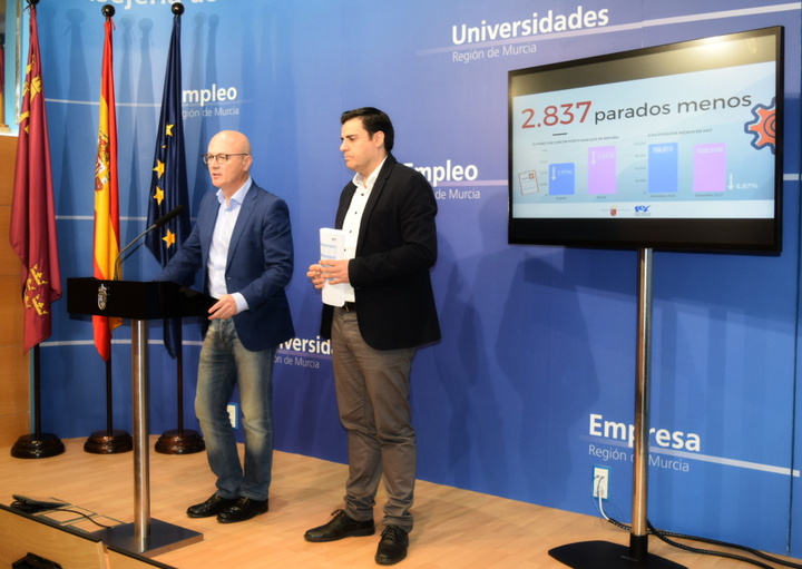 El consejero de Empleo, Universidades y Empresa, Juan Hernández, analiza los datos del paro correspondientes al mes de diciembre