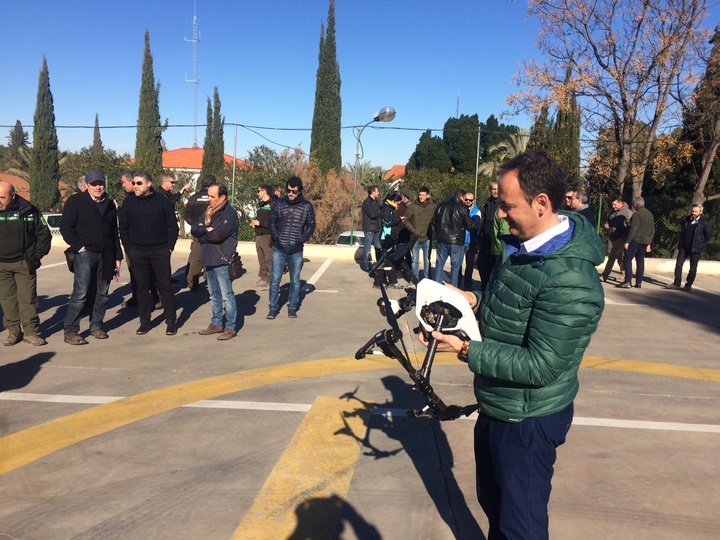 Imagen del consejero de Turismo, Cultura y Medio Ambiente, Javier Celdrán, en las pruebas de drones para emplear en la gestión forestal (II)