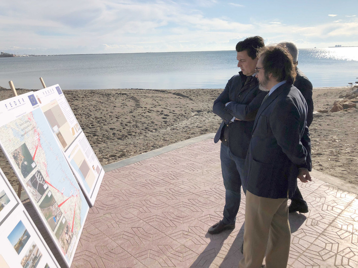 El consejero de Presidencia y Fomento, Pedro Rivera, y el alcalde de San Javier, José Miguel Luengo, observan el diseño de las rampas que servirán de punto de acceso a las embarcaciones que se habilitará en la playa de El Atalayón.