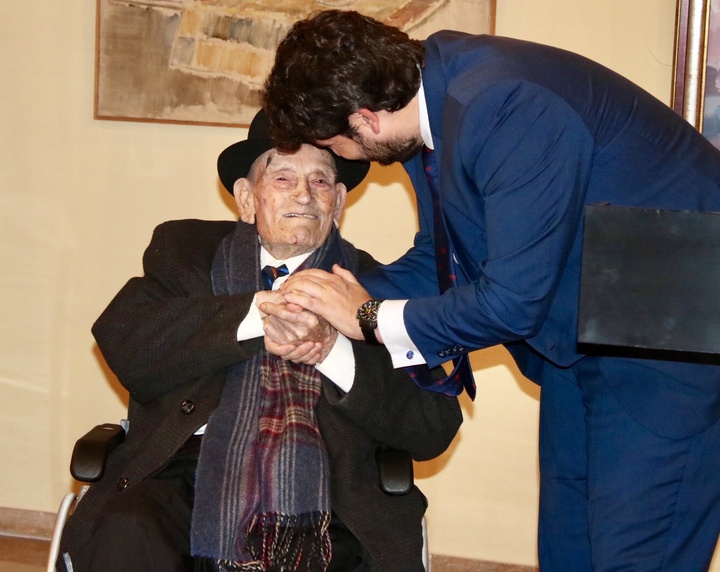 El presidente de la Comunidad, Fernando López Miras, recibe al trovero Juan Tudela Piernas, 'El tío Juan Rita' (2)