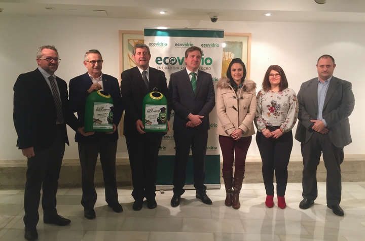 El director general de Medio Ambiente, Juan Madrigal (3i), junto a los responsables de Ecovidrio y los representantes de los ayuntamientos participantes en la campaña de reciclaje