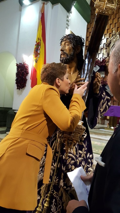 Noelia Arroyo asiste al pregón y posterior besamanos de la Agrupación de Nuestro Padre Jesús Nazareno