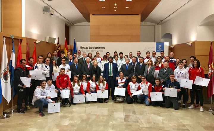 Diplomas a los deportistas de alto rendimiento de la Región becados en 2017