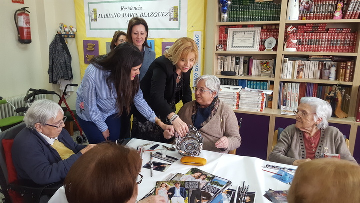 La consejera de Familia e Igualdad de Oportunidades, Violante Tomás, visitó hoy la residencia de personas mayores Mariano Marín Blázquez, en Cieza.