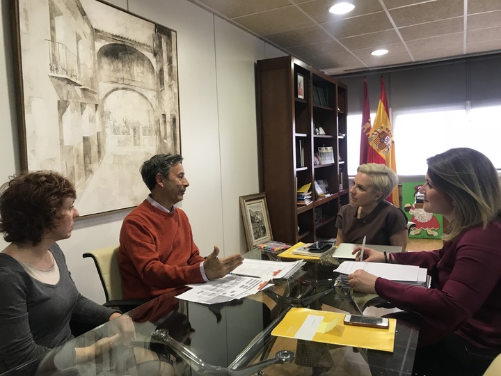 La consejera Adela Martínez-Cachá se reúne con el vicepresidente del Colegio Profesional de Educadores Sociales para estudiar vías de colaboración