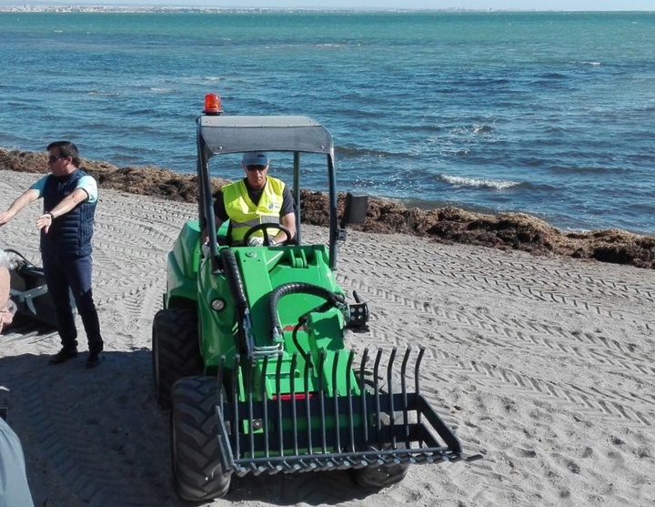 Imagen de la nueva maquinaria que se está probando para agilizar la limpieza de algas muertas en el entorno de Mar Menor (II)