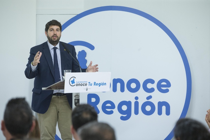 El presidente de la Comunidad, Fernando López Miras, presenta el programa educativo 'Conoce tu Región' (2)