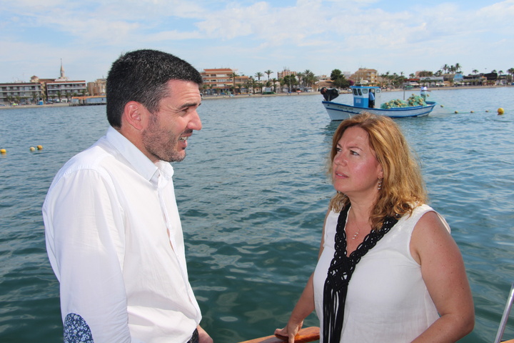 El director general de Medio Ambiente y Mar Menor, Antonio Luengo, y la alcaldesa de San Pedro de Pinatar, Visitación Martínez, asistieron hoy a la colocación de las redes antimedusa (II)