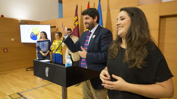 El jefe del Ejecutivo regional preside el acto organizado con motivo del Día Nacional de las Lenguas de Signos Españolas (2)