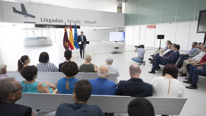 El presidente de la Comunidad, Fernando López Miras, presenta el Plan Especial del Aeropuerto (3)
