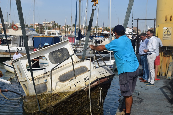 Imágenes de los trabajos de extracción de una embarcación semihundida en el Mar Menor (II)