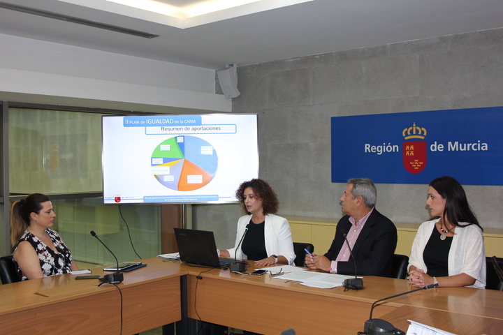 El consejero de Hacienda, Fernando de la Cierva, presenta los resultados de la encuesta sobre el Plan de Igualdad en la Administración regional (2)
