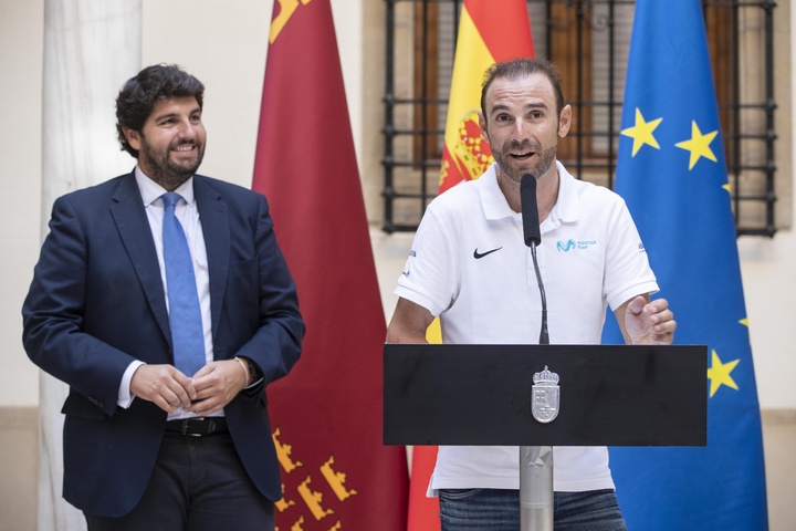 El presidente de la Comunidad recibe al ciclista Alejandro Valverde en el Palacio de San Esteban