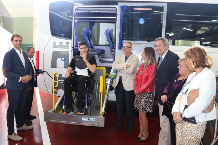 El consejero de Hacienda, Fernando de la Cierva, presenta el nuevo autobús, adaptado para personas con discapacidad, que entra a formar parte de la flota del Parque Móvil Regional