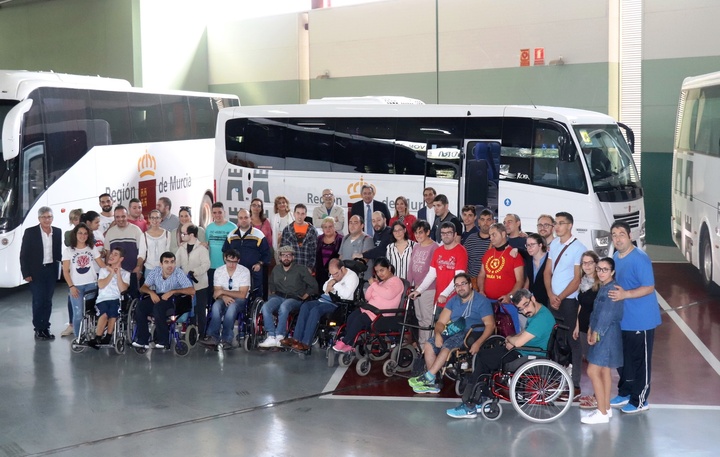 El consejero de Hacienda, Fernando de la Cierva, presenta el nuevo autobús, adaptado para personas con discapacidad, que entra a formar parte de la flota del Parque Móvil Regional (I)