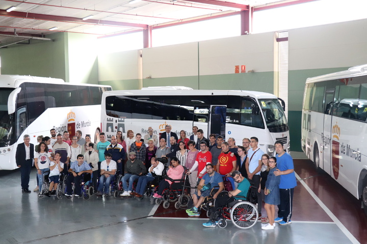 El consejero de Hacienda, Fernando de la Cierva, presenta el nuevo autobús, adaptado para personas con discapacidad, que entra a formar parte de la flota del Parque Móvil Regional (II)