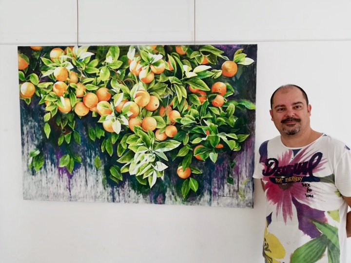 El artista José Miguel Muñoz, junto a una de las obras que expone en Santomera dentro del Plan de Espacios Expositivos