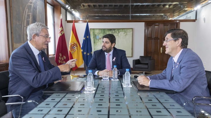 Fernando López Miras se reúne con el presidente de la Asociación Española Contra el Cáncer en la Región