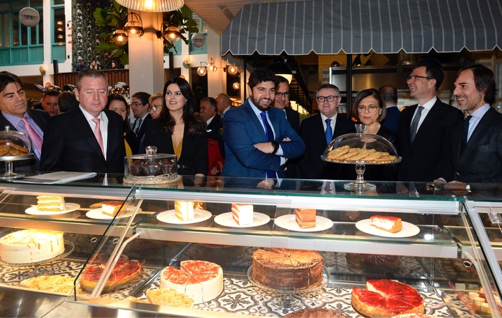El presidente de la Comunidad, Fernando López Miras, inaugura el  "Gastromercado de Correos"