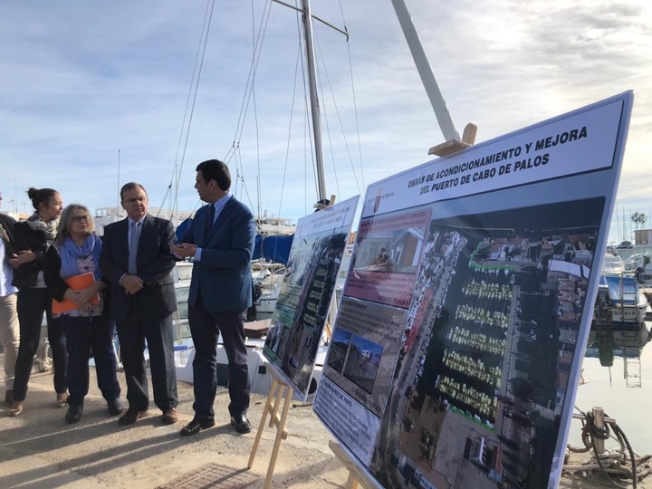 El consejero de Fomento e Infraestructuras, Patricio Valverde, visita las actuaciones de mejora que la Comunidad está llevando a cabo en el puerto de Cabo de Palos (2)