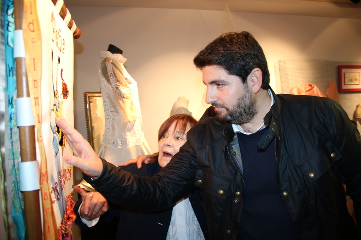 López Miras inaugura la exposición 'La pintura de los hilos', de Manola Puche (1)