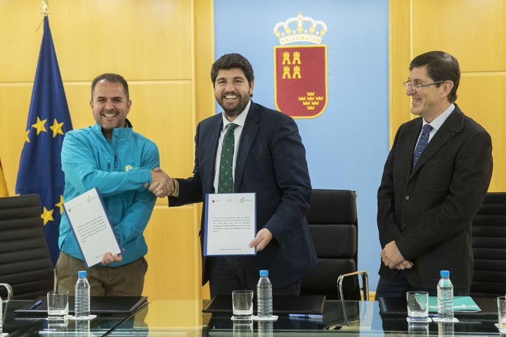 El presidente de la Comunidad, Fernando López Miras, firma un convenio de colaboración con la Fundación Ambulancia del Último Deseo (2)