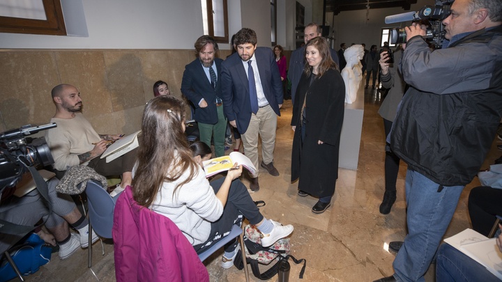El presidente Fernando López Miras recibe a un grupo de alumnos de Bellas Artes de la Universidad de Murcia (2)