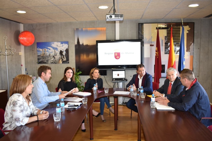 La consejera de Educación, Juventud y Deportes se reúne con el presidente de la Federación regional de Piragüismo