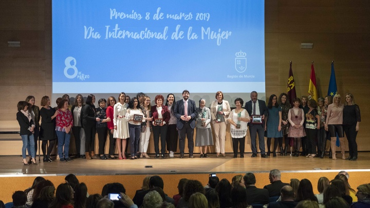 El jefe del Ejecutivo regional, Fernando López Miras, preside el acto de entrega de los 'Premios 8 de marzo', con motivo del Día Internacional de la Mujer (2)