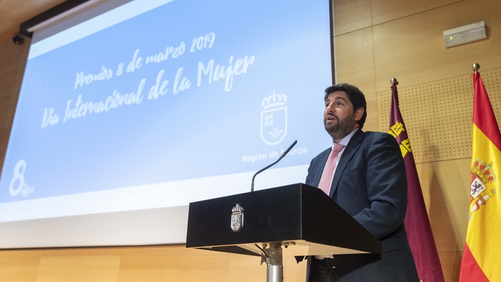 El jefe del Ejecutivo regional, Fernando López Miras, preside el acto de entrega de los 'Premios 8 de marzo', con motivo del Día Internacional de la Mujer (3)