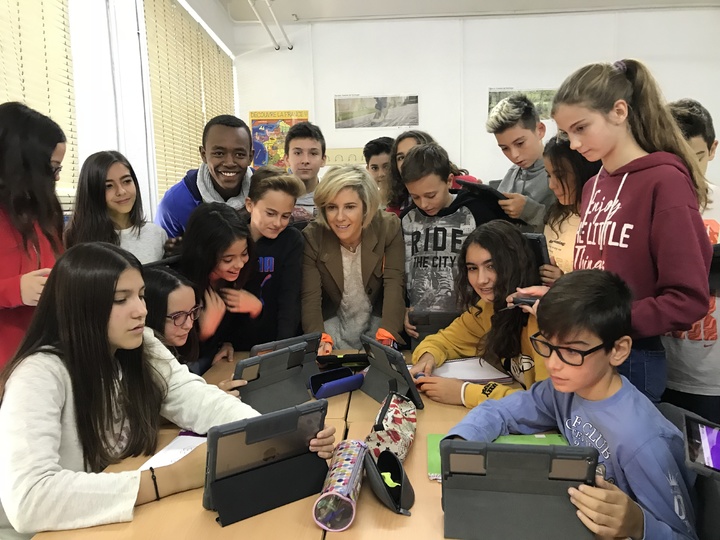 La consejera de Educación, Juventud y Deportes, Adela Martínez-Cachá, junto a varios alumnos en uno de los centros digitales de la Región de Murcia