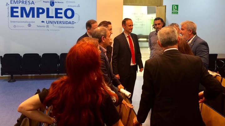 Imagen del consejero de Empleo, Universidades, Empresa y Medio Ambiente, Javier Celdrán, con los representantes de la economía social de la Región de Murcia (II)