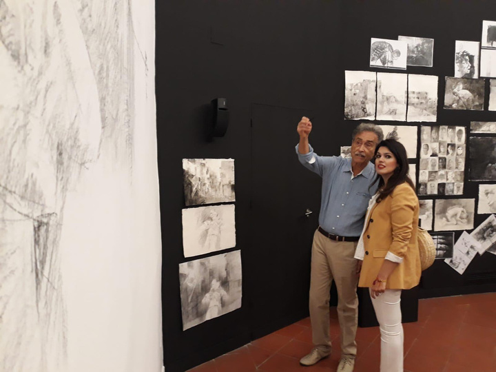 La consejera de Turismo y cultura, Miriam Guardiola, acompañada por el artista Pedro Cano en la presentación de la exposición 'Siete' (2)