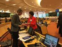 El director general de Unión Europea, Manuel Pleguezuelo, con la ponente del dictamen sanitario de la Comisión NAT del Comité de las Regiones