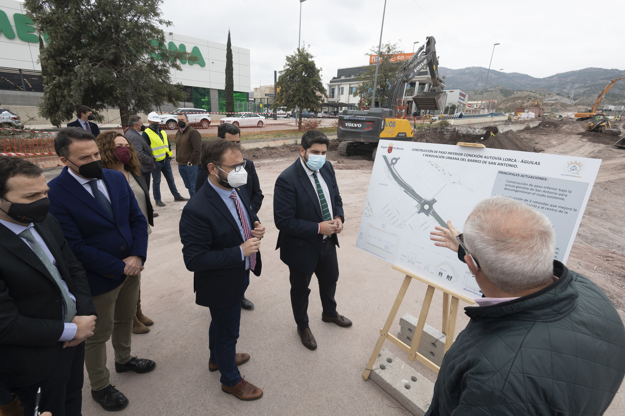 El presidente López Miras durante la visita a las obras de construcción del paso inferior de la autovía Lorca-Águilas