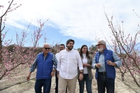 El presidente de la Región de Murcia, Fernando López Miras, durante su visita la floración de Cieza
