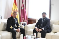 El presidente de la Comunidad, Fernando López Miras, recibió hoy al nuevo almirante jefe del Arsenal de Cartagena, Alejandro Cuerda.