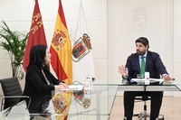 El presidente de la Región de Murcia, Fernando López Miras, durante la reunión mantenida hoy en el Palacio de San Esteban con la alcaldesa de Yecla,...